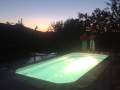 Piscina con luz nocturna